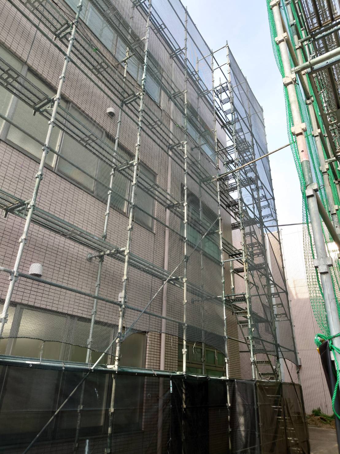 福井県福井市 某病院現場 外壁タイル補修工事用 足場組立工事
